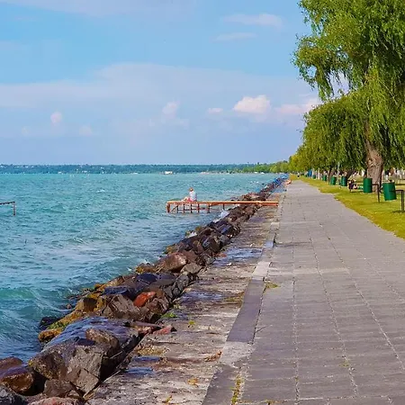 Napsugar Apartmanhaz Bed & Breakfast 3*