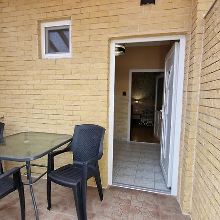Napsugar Apartmanhaz Bed and Breakfast
