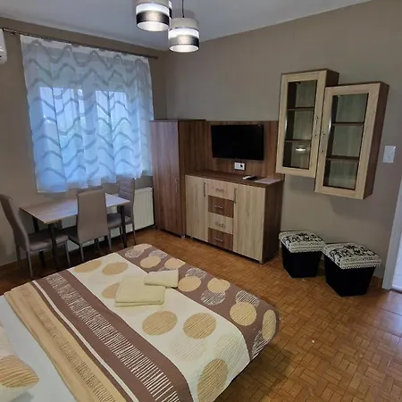 Napsugar Apartmanhaz Bed and Breakfast